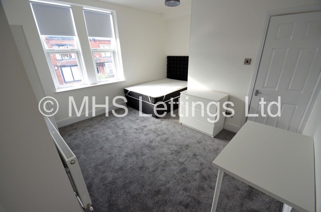 Photo of 6 Bedroom Mid Terraced House in 8 Headingley Mount, Leeds, LS6 3EL