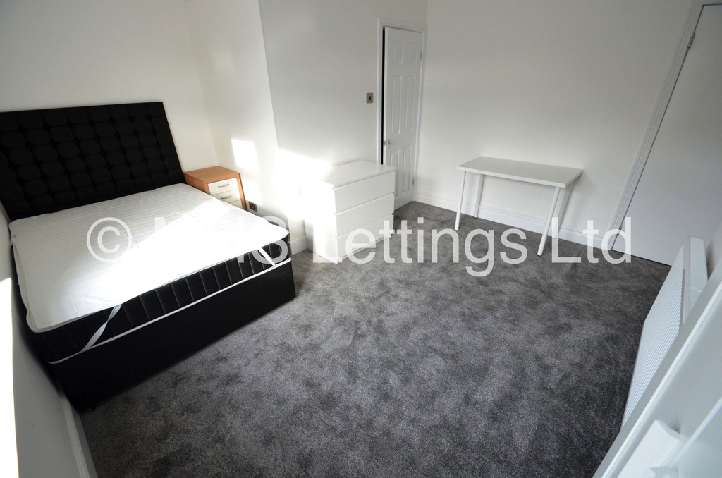 Photo of 6 Bedroom Mid Terraced House in 8 Headingley Mount, Leeds, LS6 3EL