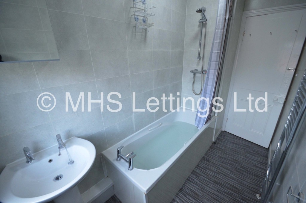 Photo of 6 Bedroom Mid Terraced House in 8 Headingley Mount, Leeds, LS6 3EL