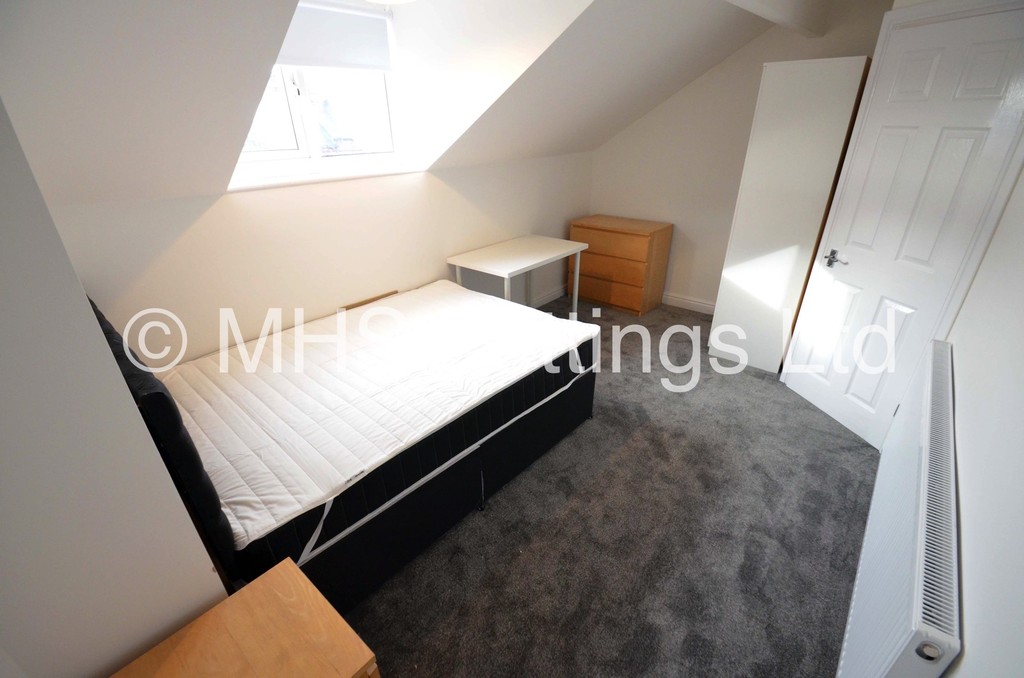 Photo of 6 Bedroom Mid Terraced House in 8 Headingley Mount, Leeds, LS6 3EL