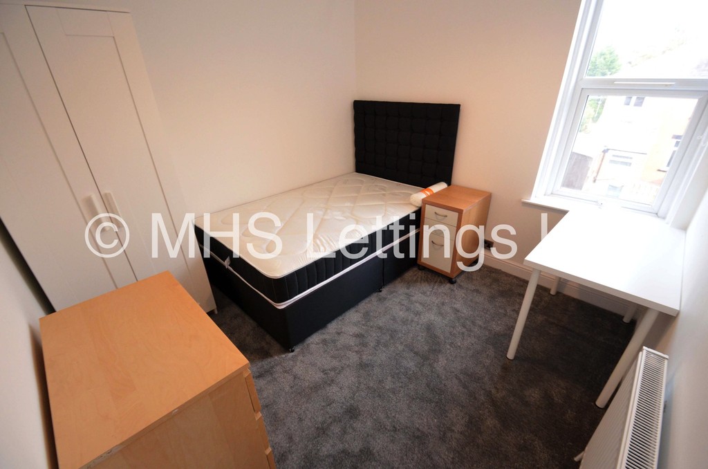 Photo of 6 Bedroom Mid Terraced House in 8 Headingley Mount, Leeds, LS6 3EL