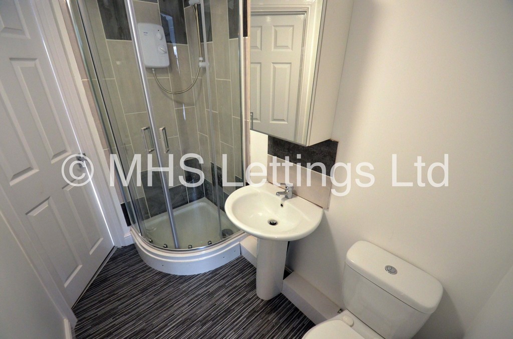 Photo of 6 Bedroom Mid Terraced House in 8 Headingley Mount, Leeds, LS6 3EL
