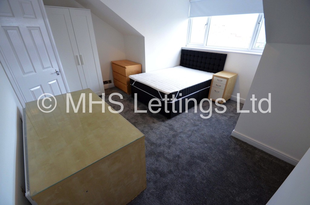 Photo of 6 Bedroom Mid Terraced House in 8 Headingley Mount, Leeds, LS6 3EL