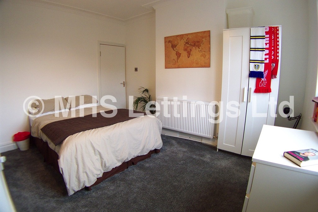 Photo of 6 Bedroom Mid Terraced House in 8 Headingley Mount, Leeds, LS6 3EL