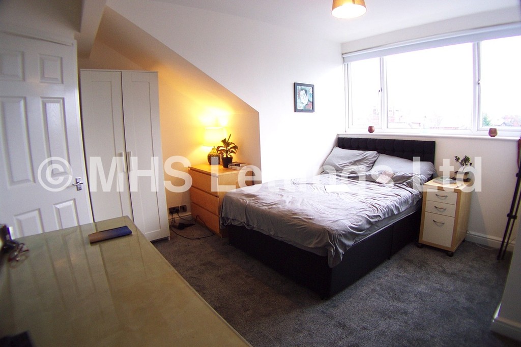 Photo of 6 Bedroom Mid Terraced House in 8 Headingley Mount, Leeds, LS6 3EL