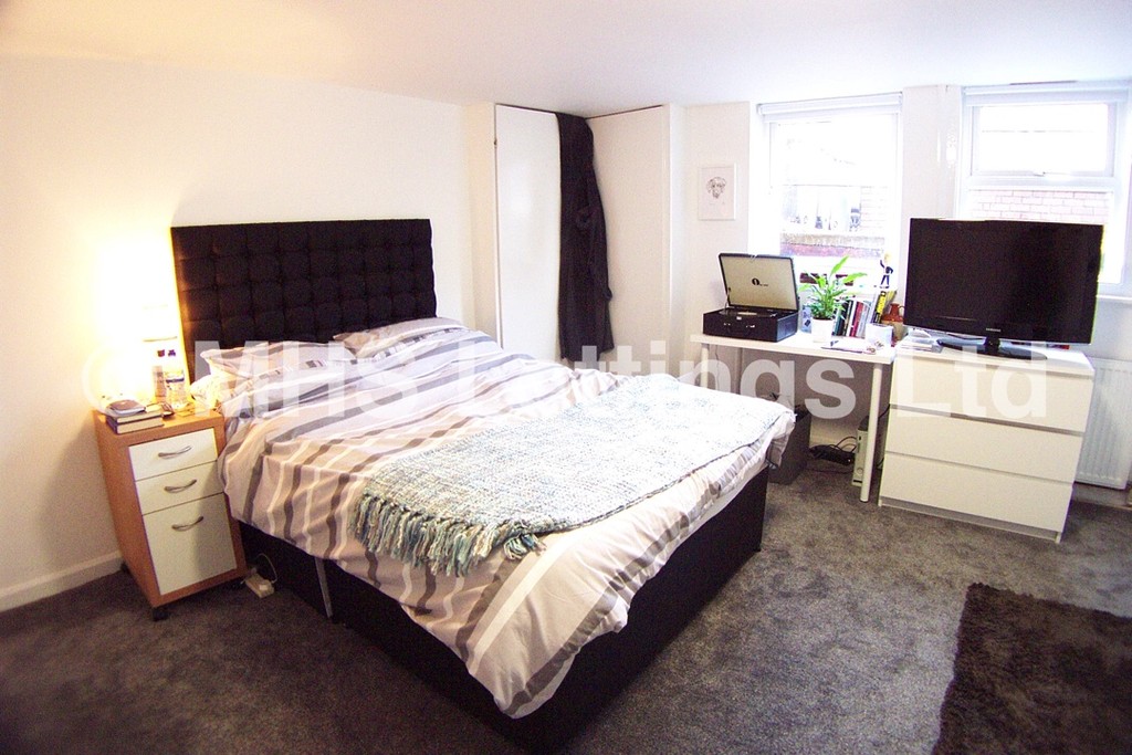 Photo of 6 Bedroom Mid Terraced House in 8 Headingley Mount, Leeds, LS6 3EL