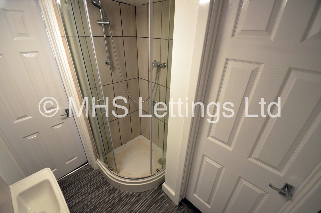 Photo of 6 Bedroom Mid Terraced House in 8 Headingley Mount, Leeds, LS6 3EL