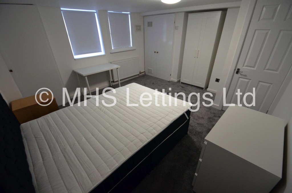 Photo of 6 Bedroom Mid Terraced House in 8 Headingley Mount, Leeds, LS6 3EL