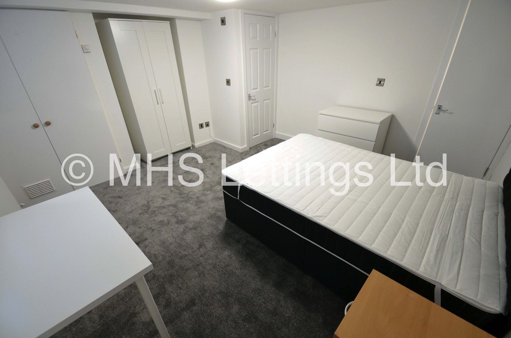 Photo of 6 Bedroom Mid Terraced House in 8 Headingley Mount, Leeds, LS6 3EL