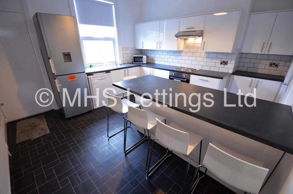 Photo of 6 Bedroom Mid Terraced House in 8 Headingley Mount, Leeds, LS6 3EL