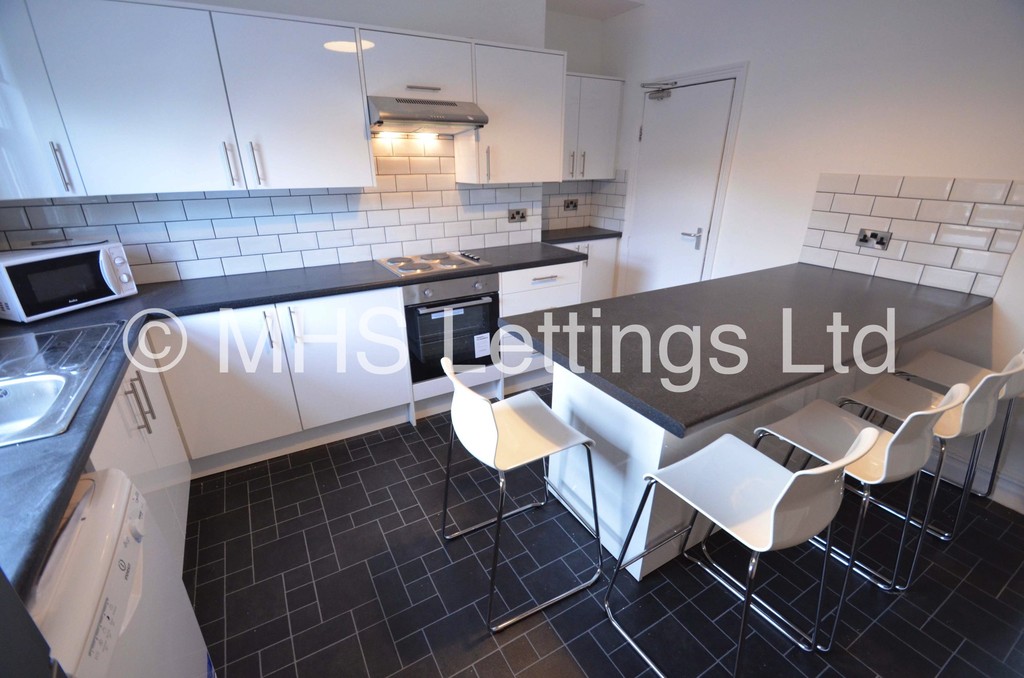 Photo of 6 Bedroom Mid Terraced House in 8 Headingley Mount, Leeds, LS6 3EL