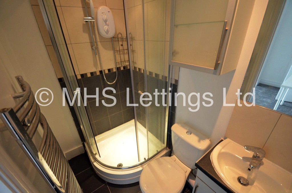 Photo of 6 Bedroom Mid Terraced House in 8 Headingley Mount, Leeds, LS6 3EL