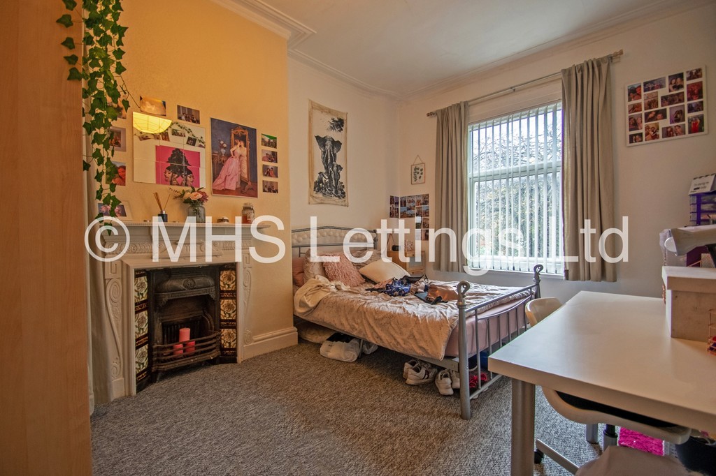Photo of 8 Bedroom Mid Terraced House in 124 Belle Vue Road, Leeds, LS3 1HF