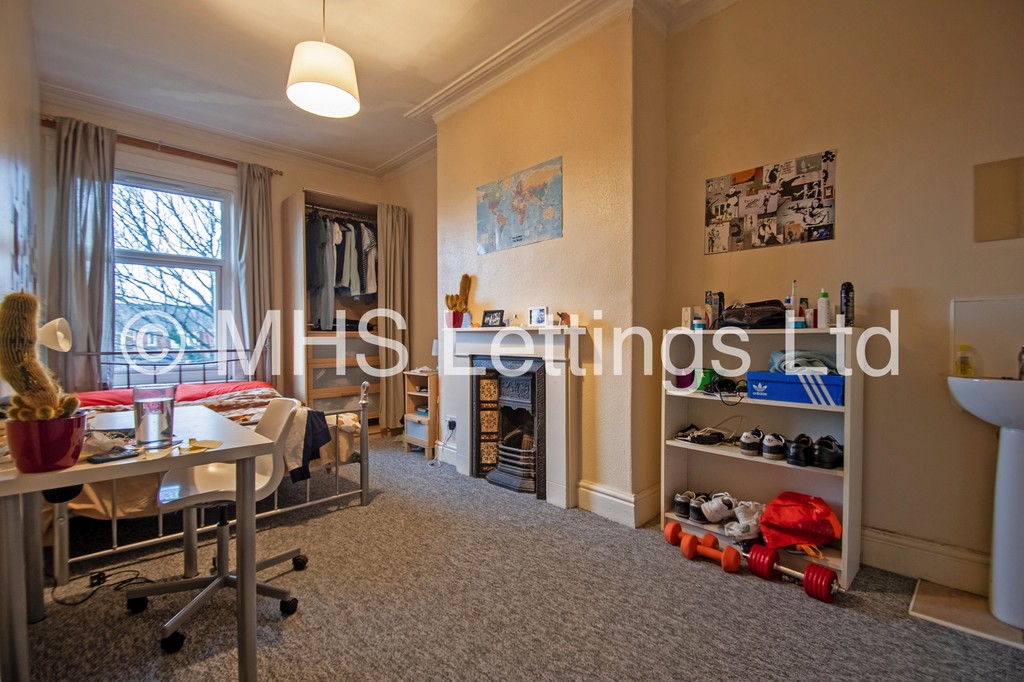 Photo of 8 Bedroom Mid Terraced House in 124 Belle Vue Road, Leeds, LS3 1HF