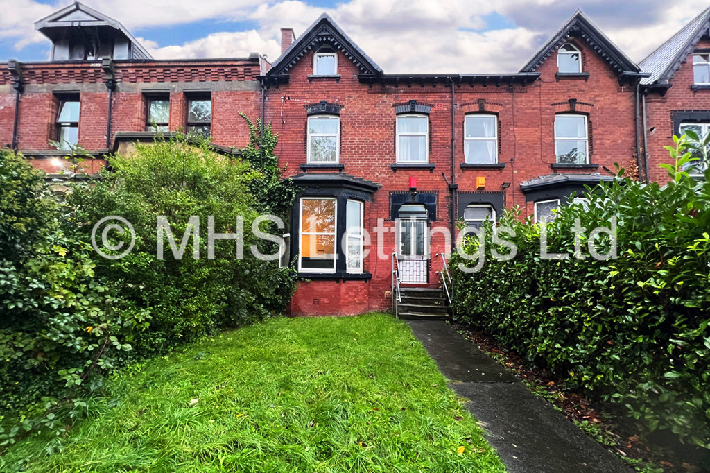 Photo of 8 Bedroom Mid Terraced House in 124 Belle Vue Road, Leeds, LS3 1HF