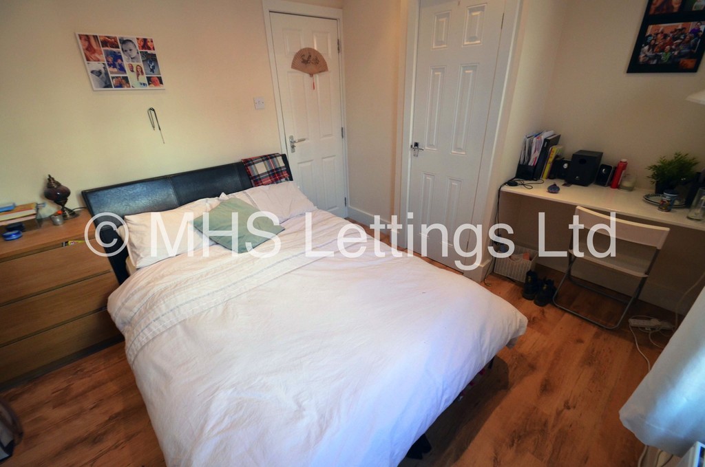 Photo of 6 Bedroom Mid Terraced House in 36 Hartley Grove, Leeds, LS6 2LD
