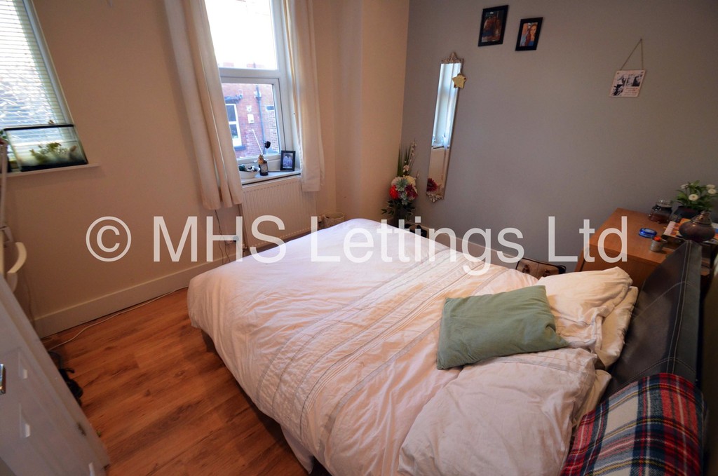 Photo of 6 Bedroom Mid Terraced House in 36 Hartley Grove, Leeds, LS6 2LD