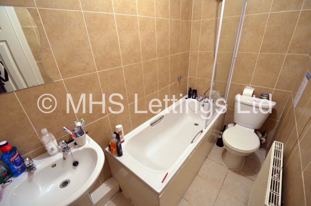 Photo of 6 Bedroom Mid Terraced House in 36 Hartley Grove, Leeds, LS6 2LD