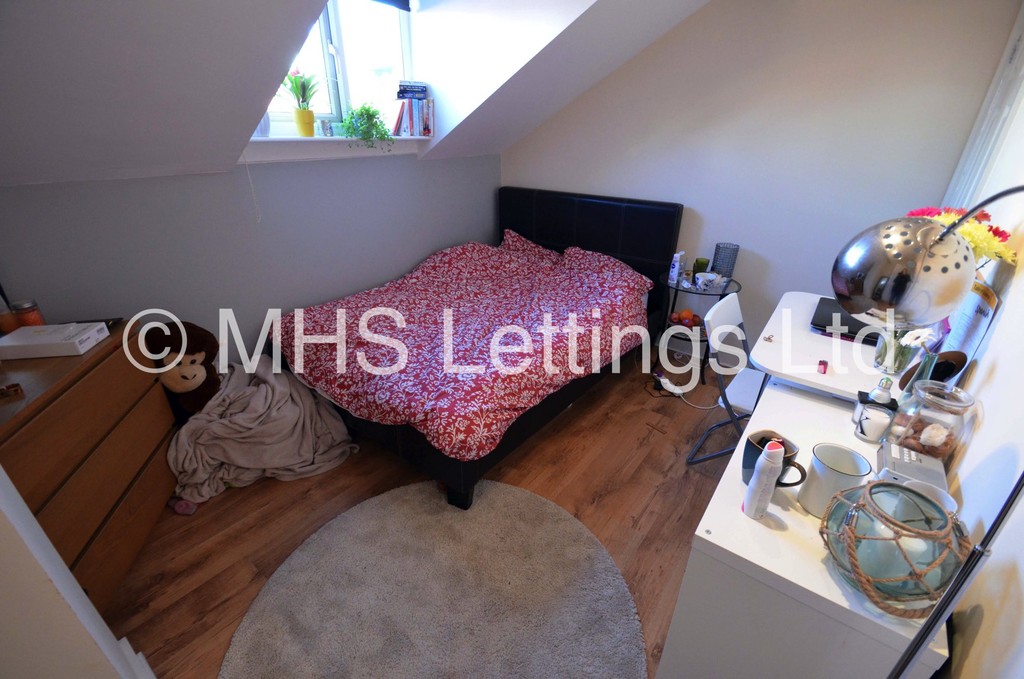 Photo of 6 Bedroom Mid Terraced House in 36 Hartley Grove, Leeds, LS6 2LD
