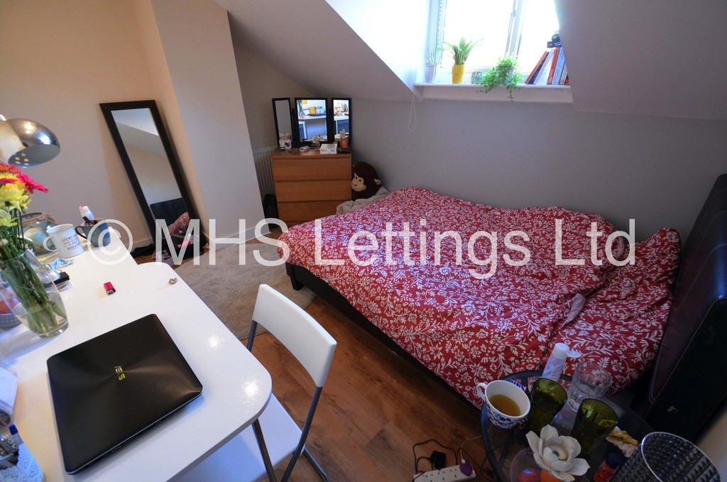 Photo of 6 Bedroom Mid Terraced House in 36 Hartley Grove, Leeds, LS6 2LD