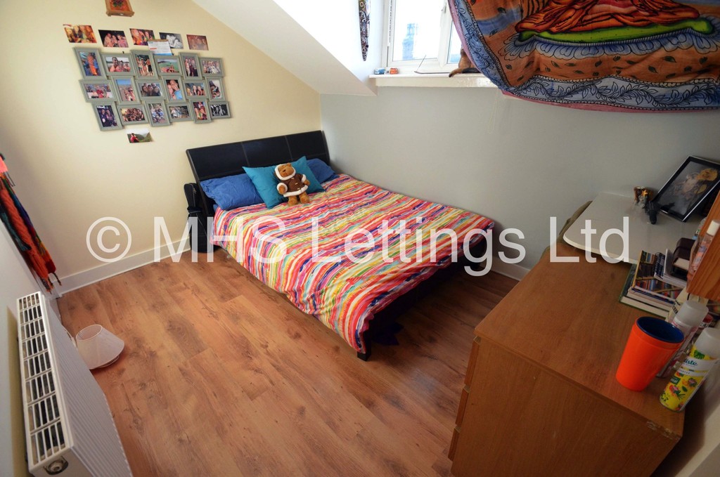 Photo of 6 Bedroom Mid Terraced House in 36 Hartley Grove, Leeds, LS6 2LD