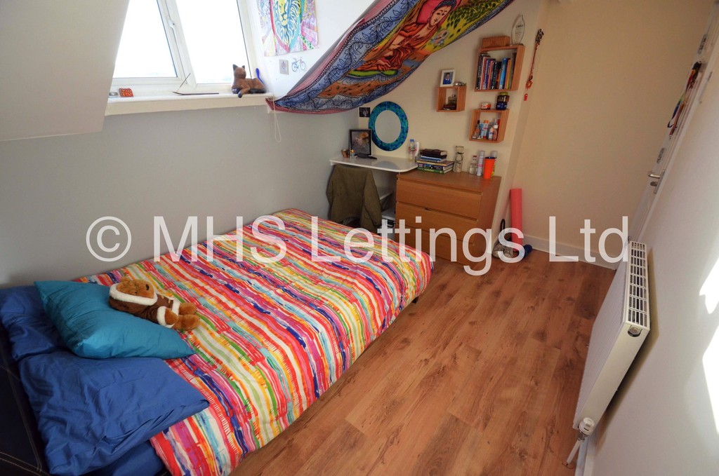 Photo of 6 Bedroom Mid Terraced House in 36 Hartley Grove, Leeds, LS6 2LD