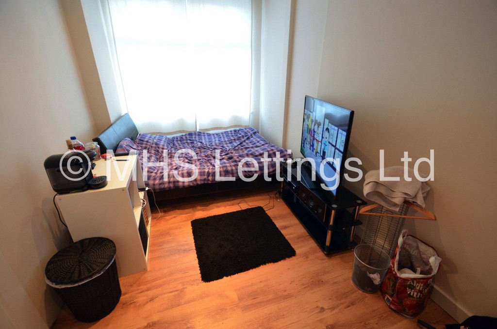Photo of 6 Bedroom Mid Terraced House in 36 Hartley Grove, Leeds, LS6 2LD