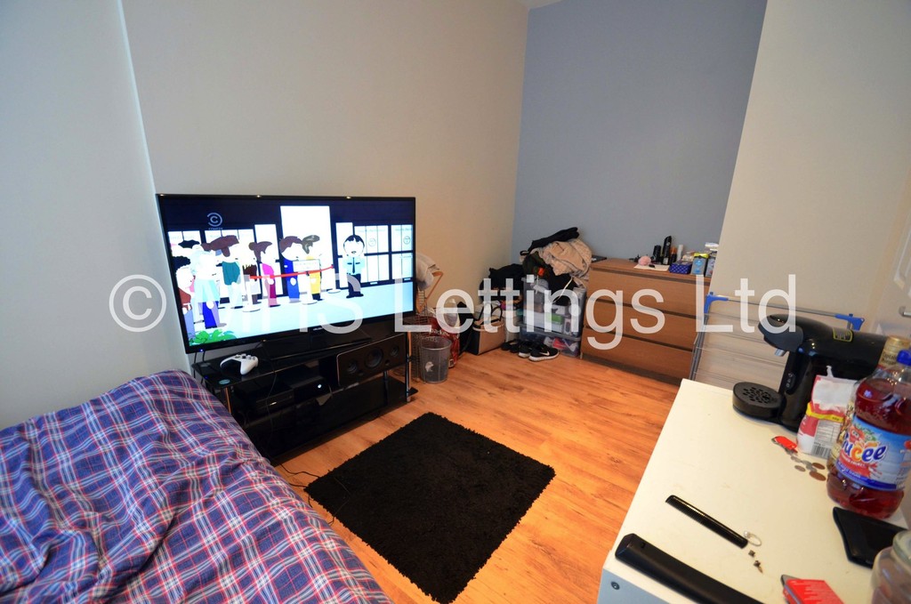 Photo of 6 Bedroom Mid Terraced House in 36 Hartley Grove, Leeds, LS6 2LD