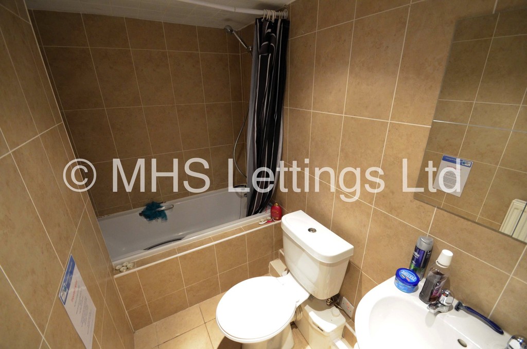 Photo of 6 Bedroom Mid Terraced House in 36 Hartley Grove, Leeds, LS6 2LD