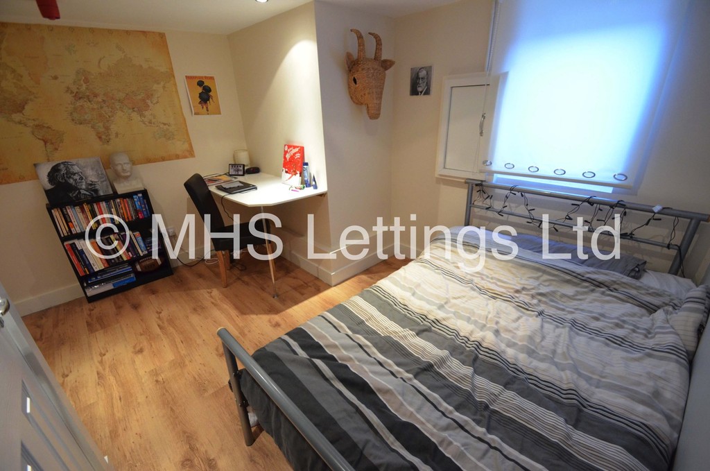 Photo of 6 Bedroom Mid Terraced House in 36 Hartley Grove, Leeds, LS6 2LD