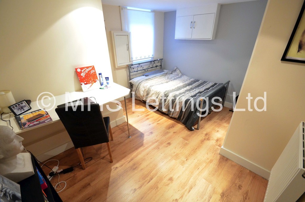 Photo of 6 Bedroom Mid Terraced House in 36 Hartley Grove, Leeds, LS6 2LD