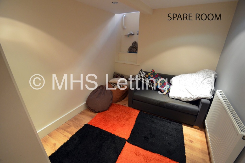 Photo of 6 Bedroom Mid Terraced House in 36 Hartley Grove, Leeds, LS6 2LD