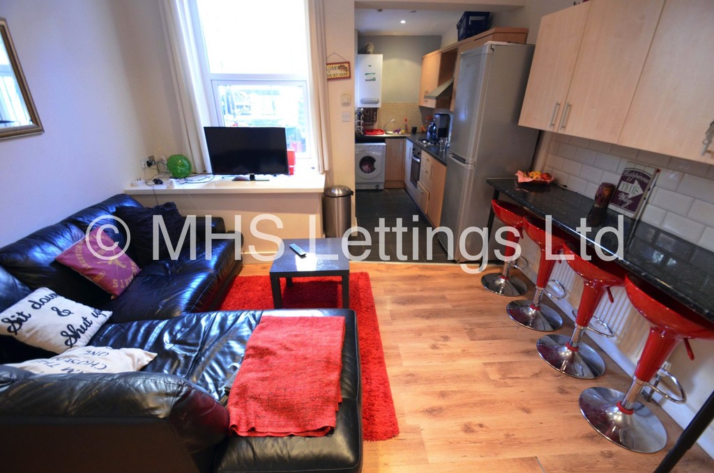 Photo of 6 Bedroom Mid Terraced House in 36 Hartley Grove, Leeds, LS6 2LD