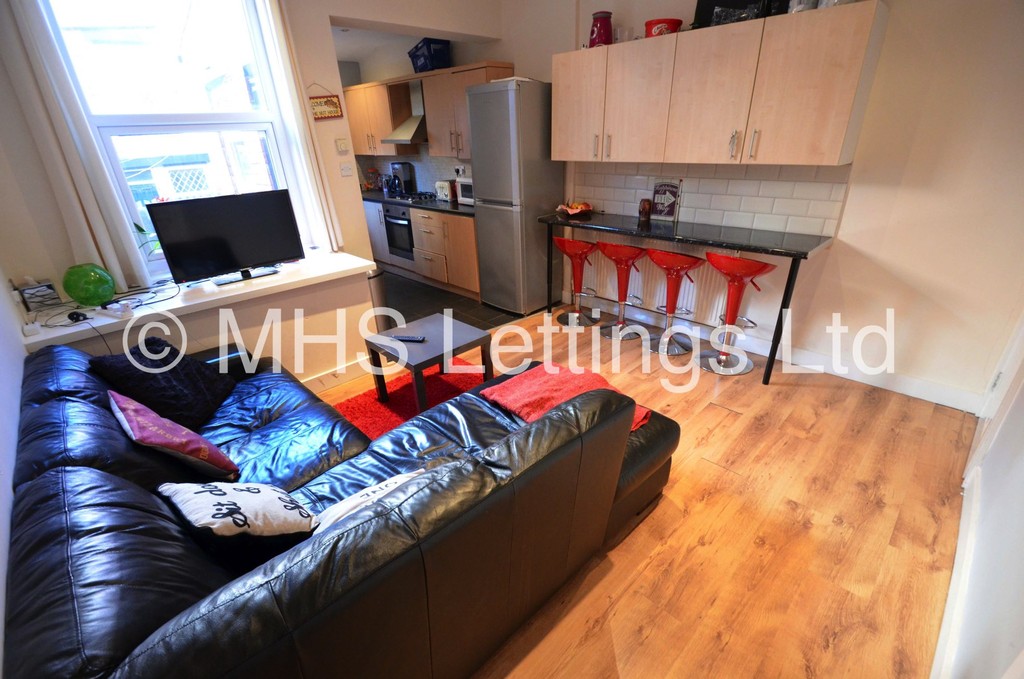 Photo of 6 Bedroom Mid Terraced House in 36 Hartley Grove, Leeds, LS6 2LD