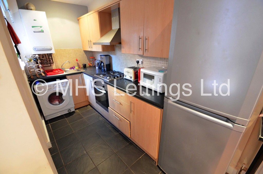 Photo of 6 Bedroom Mid Terraced House in 36 Hartley Grove, Leeds, LS6 2LD