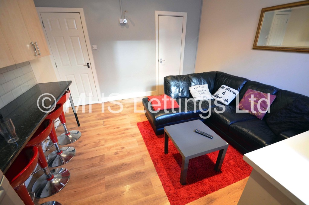 Photo of 6 Bedroom Mid Terraced House in 36 Hartley Grove, Leeds, LS6 2LD