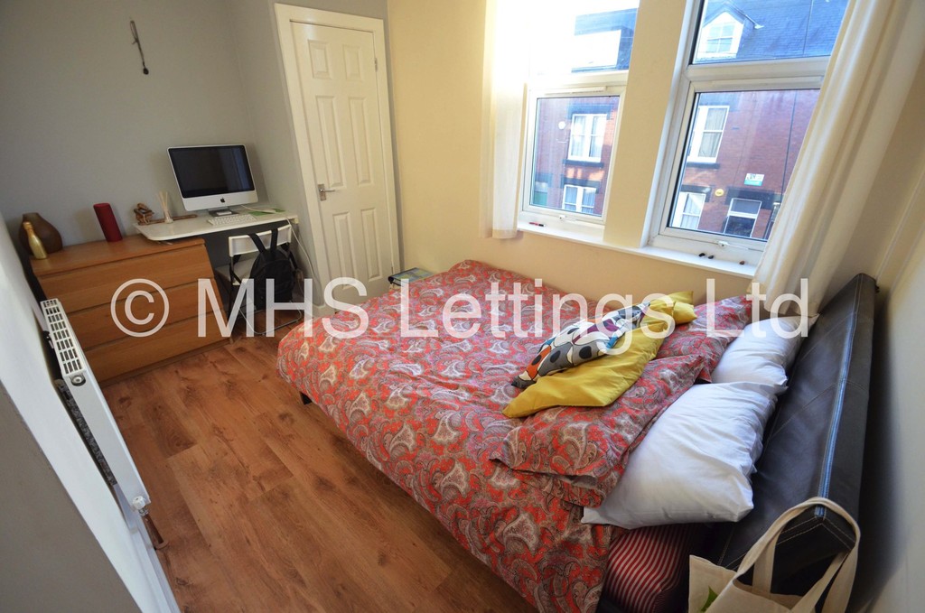 Photo of 6 Bedroom Mid Terraced House in 36 Hartley Grove, Leeds, LS6 2LD