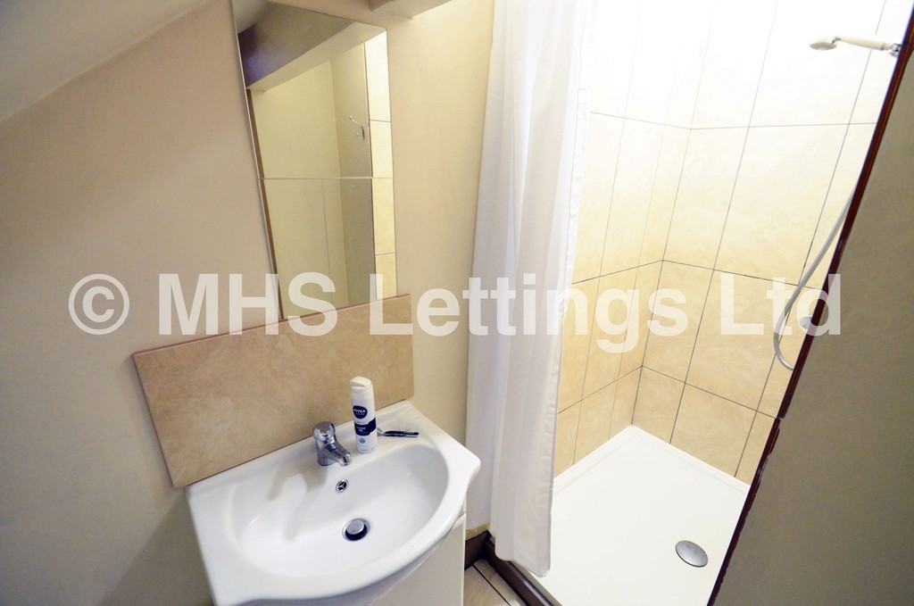 Photo of 10 Bedroom Mid Terraced House in 45 Regent Park Terrace, Leeds, LS6 2AX