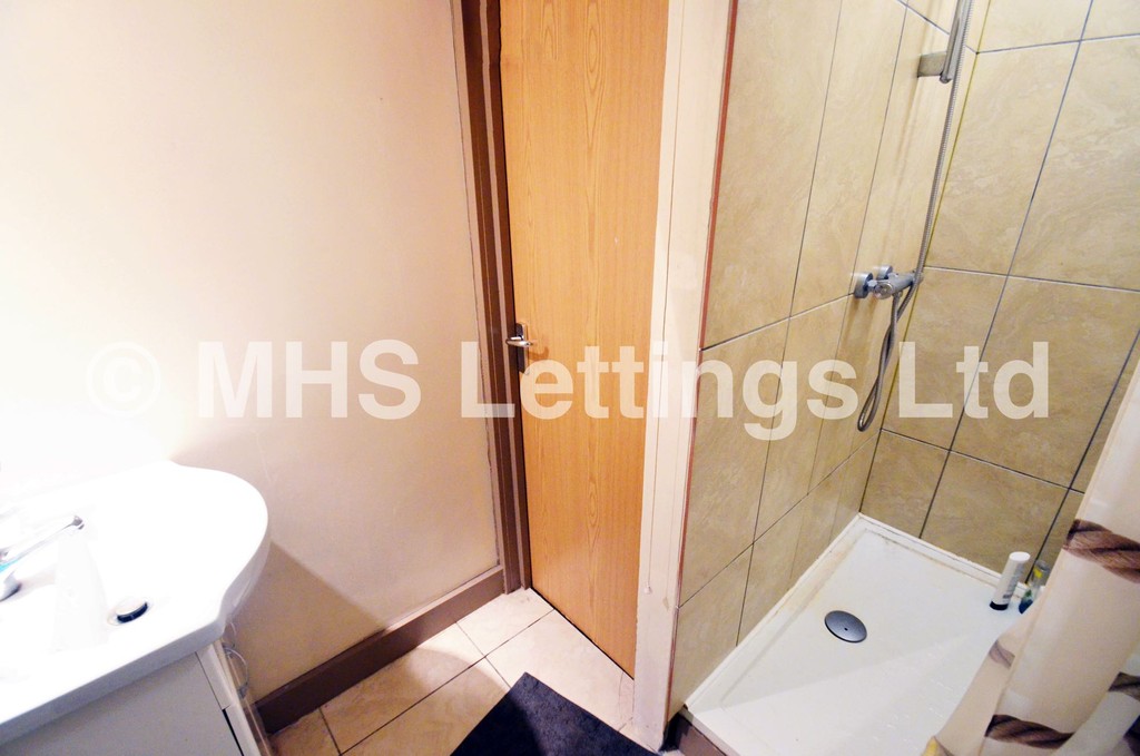 Photo of 10 Bedroom Mid Terraced House in 45 Regent Park Terrace, Leeds, LS6 2AX