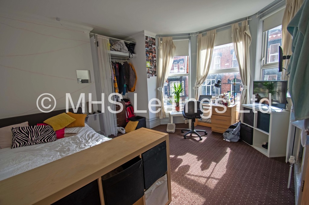 Photo of 10 Bedroom Mid Terraced House in 45 Regent Park Terrace, Leeds, LS6 2AX