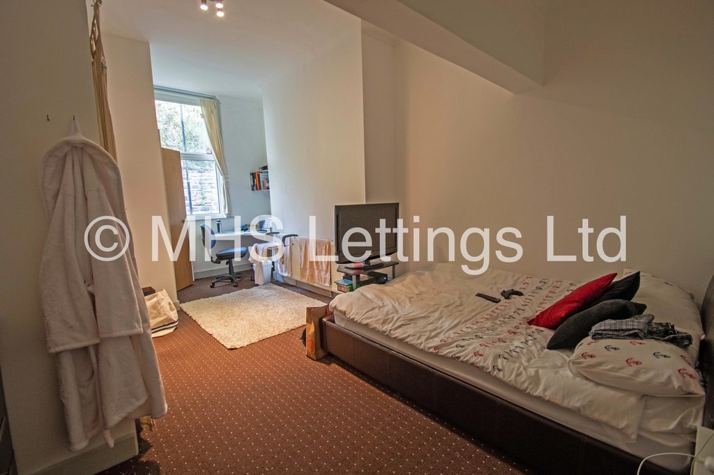 Photo of 10 Bedroom Mid Terraced House in 45 Regent Park Terrace, Leeds, LS6 2AX