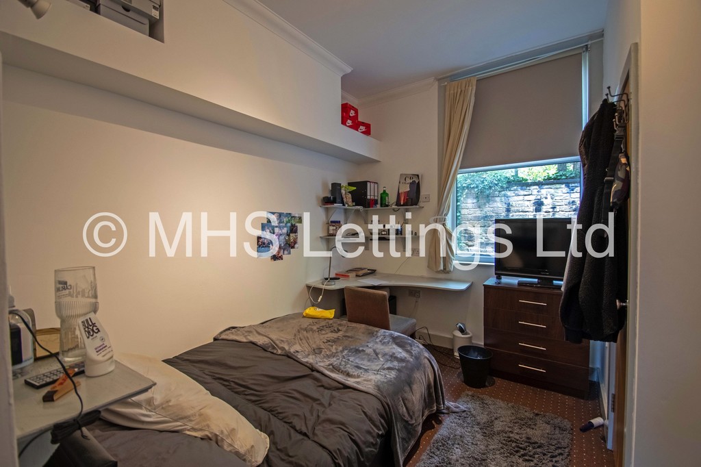 Photo of 10 Bedroom Mid Terraced House in 45 Regent Park Terrace, Leeds, LS6 2AX
