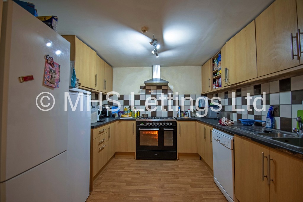Photo of 10 Bedroom Mid Terraced House in 45 Regent Park Terrace, Leeds, LS6 2AX