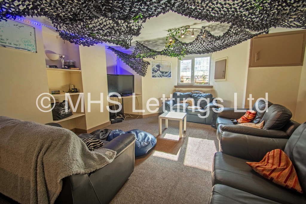 Photo of 10 Bedroom Mid Terraced House in 45 Regent Park Terrace, Leeds, LS6 2AX