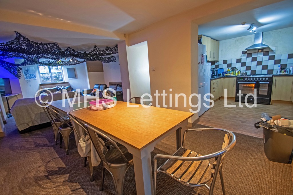 Photo of 10 Bedroom Mid Terraced House in 45 Regent Park Terrace, Leeds, LS6 2AX