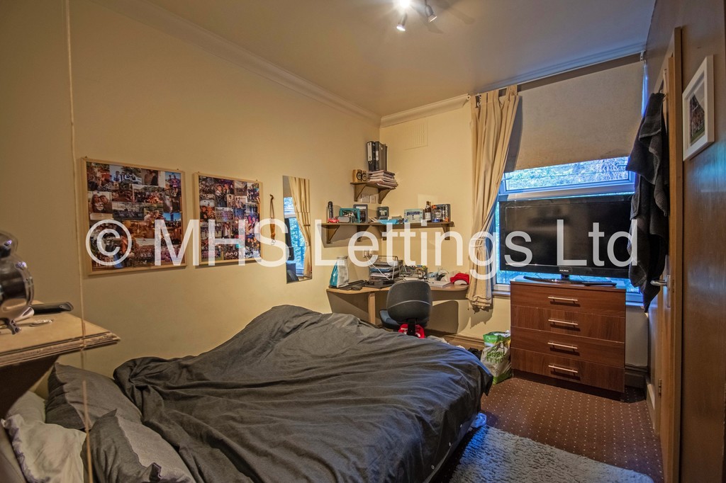 Photo of 10 Bedroom Mid Terraced House in 45 Regent Park Terrace, Leeds, LS6 2AX