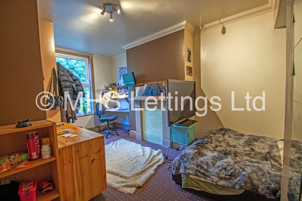 Photo of 10 Bedroom Mid Terraced House in 45 Regent Park Terrace, Leeds, LS6 2AX