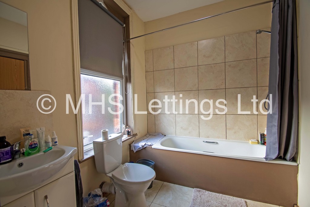 Photo of 10 Bedroom Mid Terraced House in 45 Regent Park Terrace, Leeds, LS6 2AX