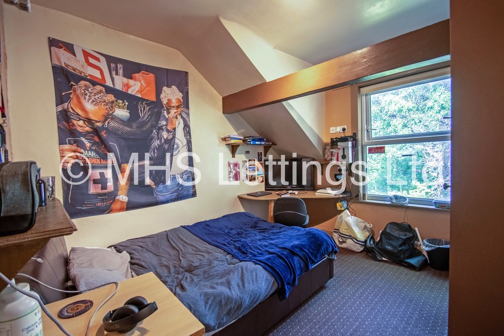 Photo of 10 Bedroom Mid Terraced House in 45 Regent Park Terrace, Leeds, LS6 2AX
