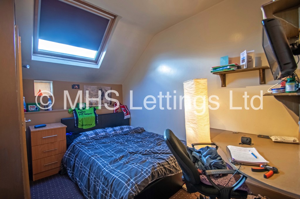 Photo of 10 Bedroom Mid Terraced House in 45 Regent Park Terrace, Leeds, LS6 2AX
